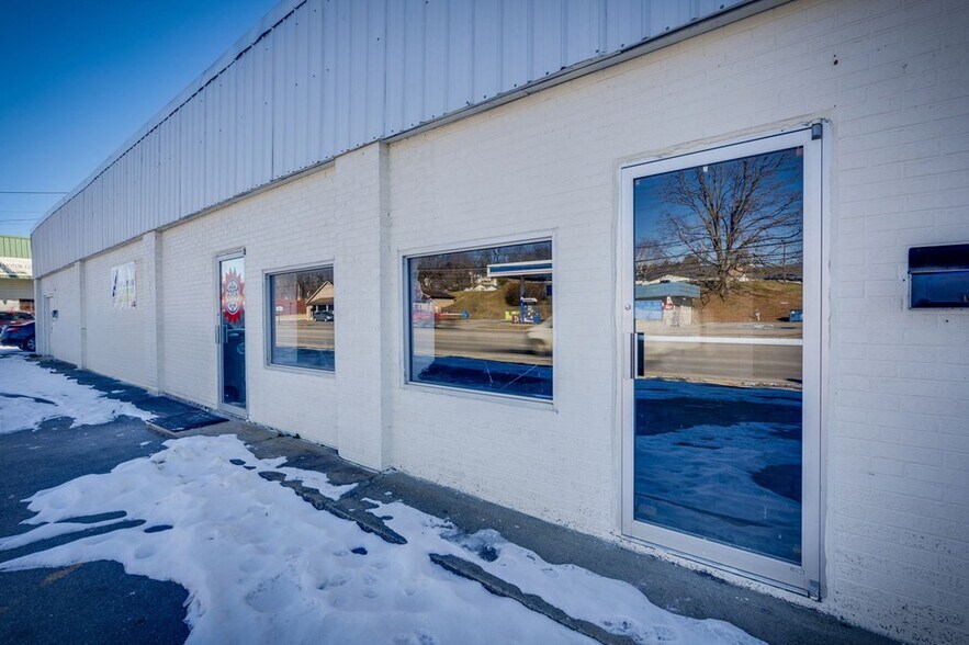 More Photos Of 560 W Main St, Abingdon Storefront For Lease