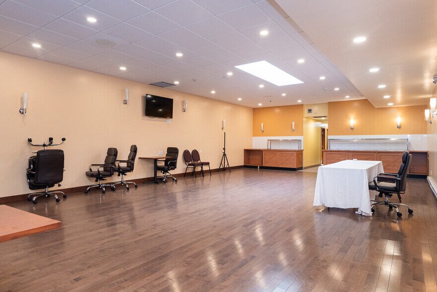 More Photos Of 2464-2466 St Bélanger, Montréal General Retail For Sale