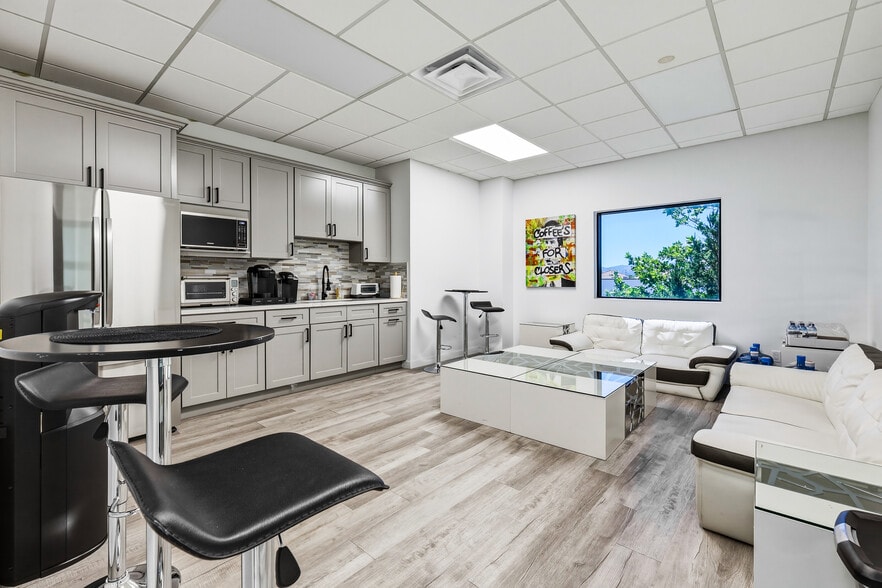 More Photos Of 1008 W Ave M 14, Palmdale, CA 93551 Ave, Palmdale Medical For Sale