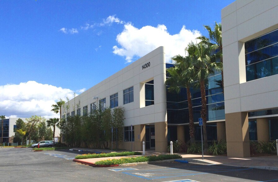 More Photos Of 14300-14320 Arminta St, Panorama City Manufacturing For Lease