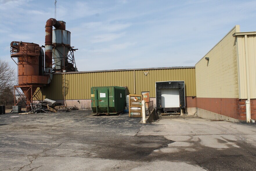 More Photos Of 121 Industrial Dr, Dekalb Manufacturing For Sale