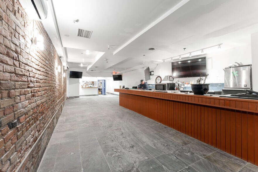 More Photos Of 365 King St W, Toronto Storefront Retail Residential For Lease