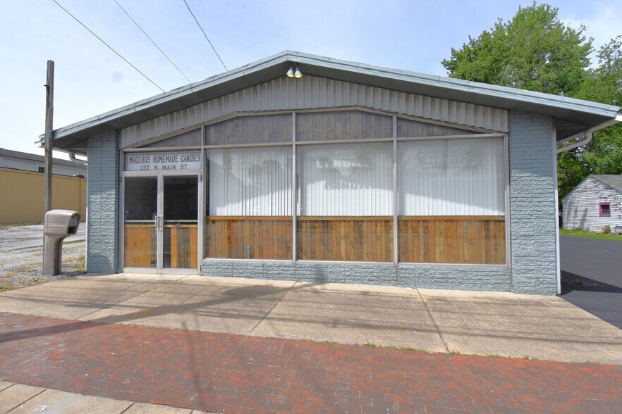 More Photos Of 132 N Main St, Hubbard Freestanding For Sale