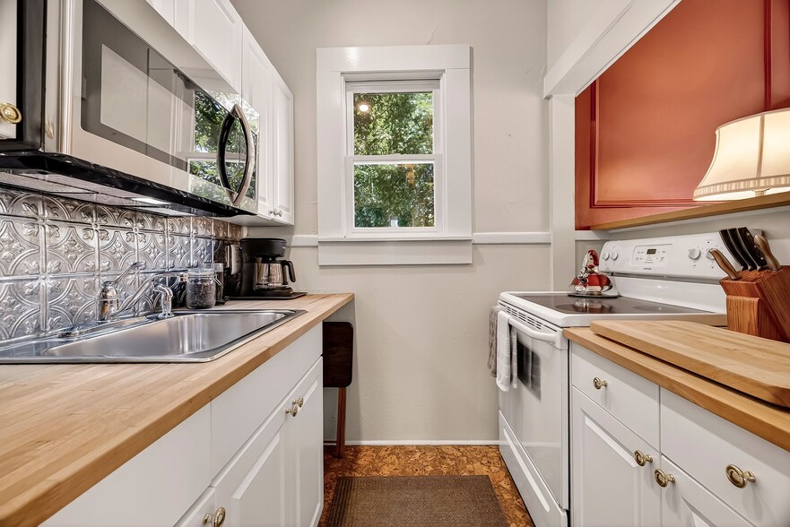 More Photos Of 107 E 35th St, Savannah Office For Sale