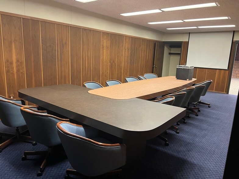 More Photos Of 908 S Fisk St, Green Bay Bank For Lease