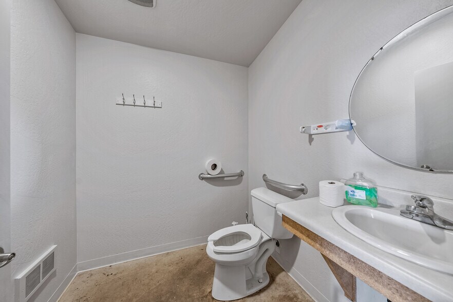 More Photos Of 1385 Antelope Rd, White City Manufacturing For Lease