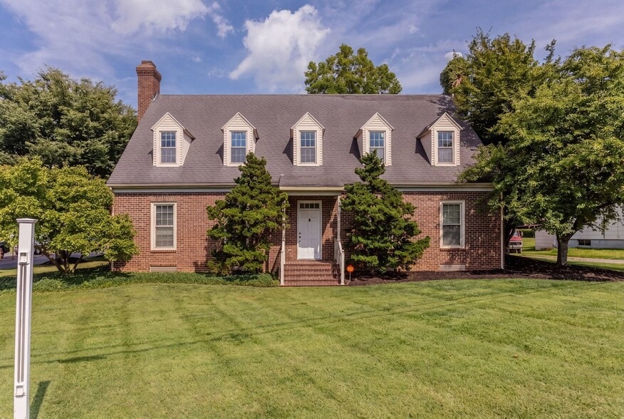 Primary Photo Of 800 Country Club Rd, Harrisonburg Office For Sale