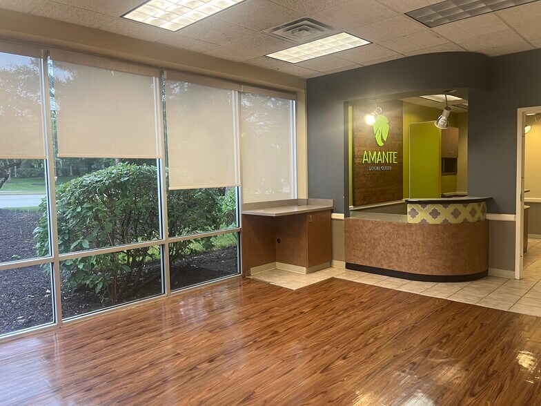 More Photos Of 181-185 N Barrington Rd, Schaumburg Storefront For Lease