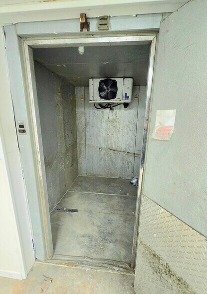 More Photos Of 103 Gulf Dr N, Bradenton Beach General Retail For Lease