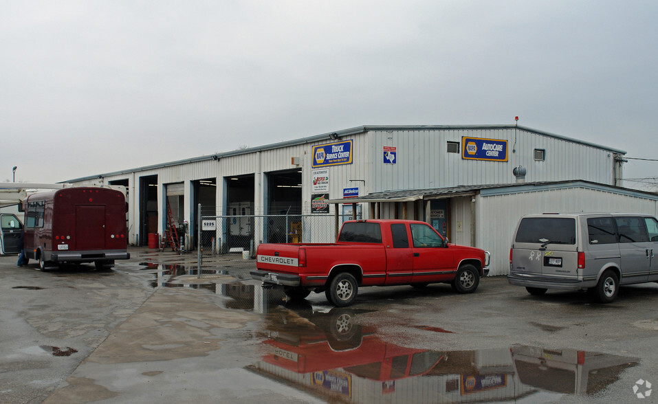 Primary Photo Of 5225 Cesar Chavez St E, Austin Warehouse For Sale