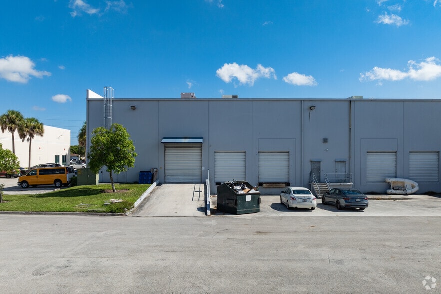 More Photos Of 1701 Green Rd, Deerfield Beach Distribution For Lease