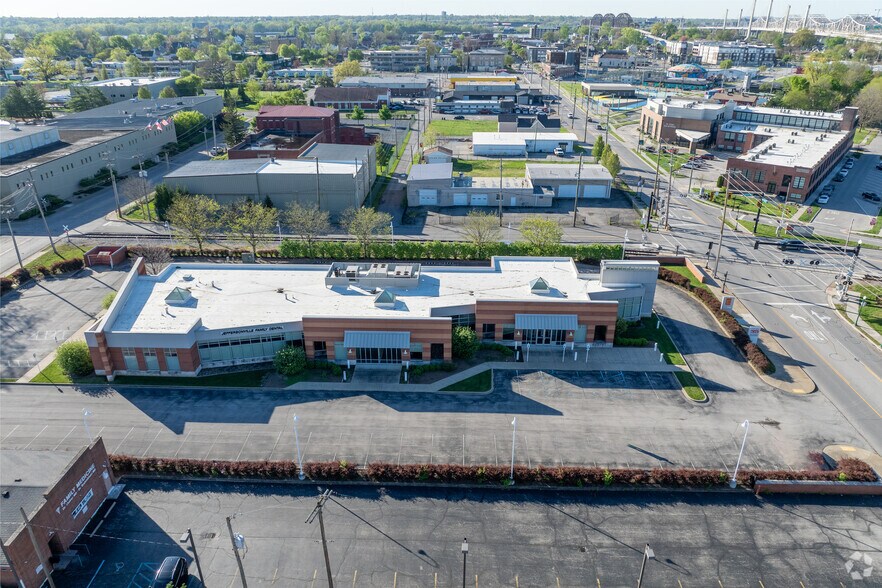 More Photos Of 900 Spring St, Jeffersonville Medical For Lease