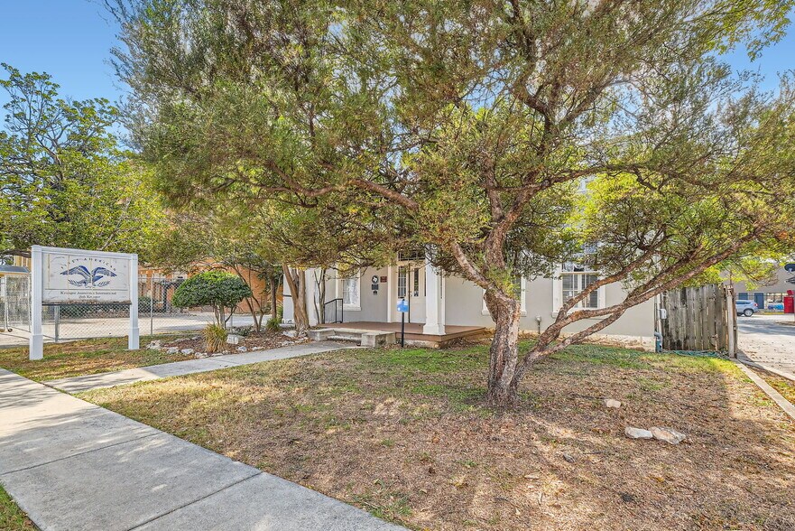 More Photos Of 228 S Seguin Ave, New Braunfels Office For Lease