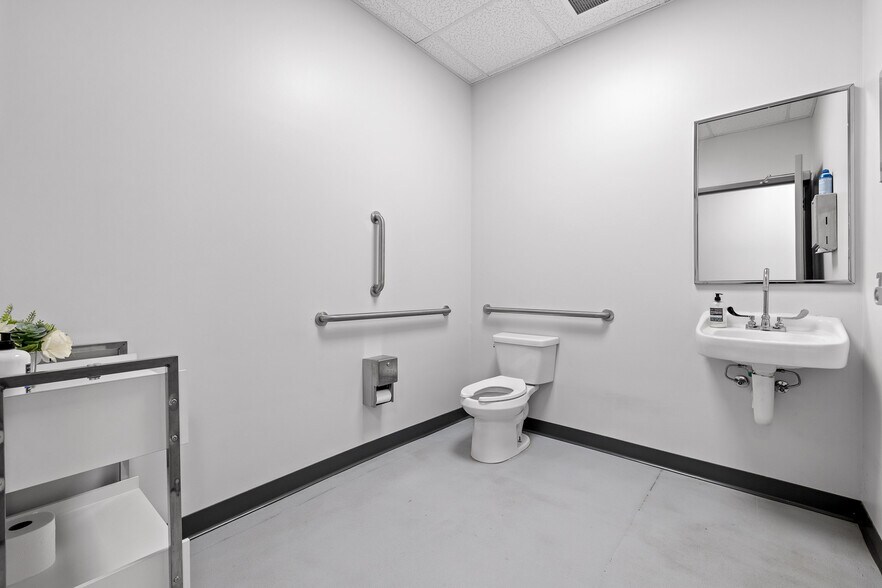 More Photos Of 255 W 20th St, Chattanooga Office For Sale