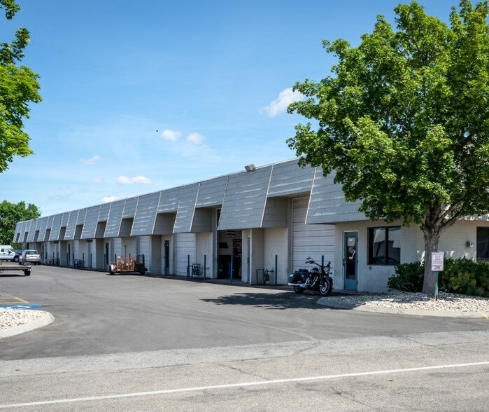 More Photos Of 200-202 E 37th St, Garden City Light Manufacturing For Lease