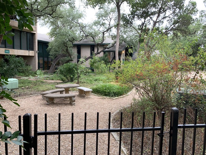 More Photos Of 2525 Wallingwood Dr, Austin Unknown For Lease