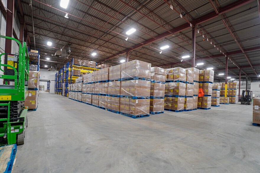 More Photos Of 2900 Av André, Dorval Warehouse For Lease