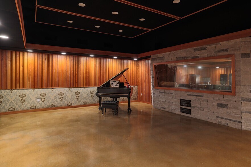 More Photos Of 2205 E 12th St, Austin Movie Radio TVStudio For Sale