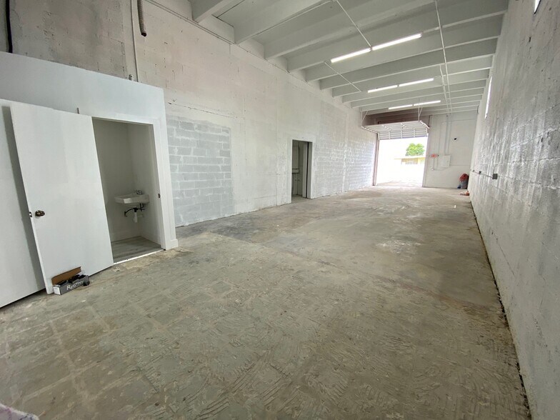 More Photos Of 242 W 21st St, Hialeah Warehouse For Lease