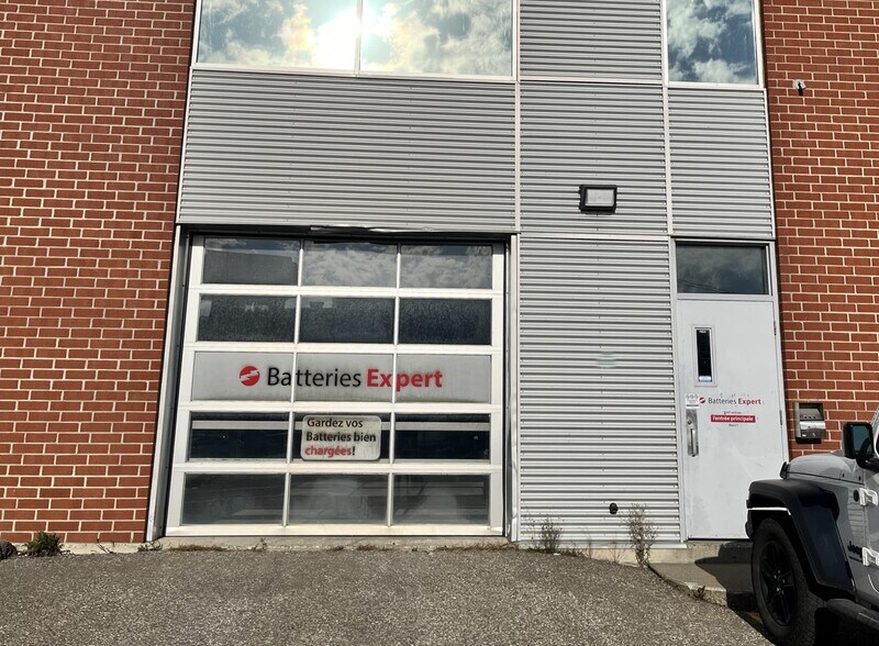 More Photos Of 4203 Rue King O, Sherbrooke Freestanding For Lease