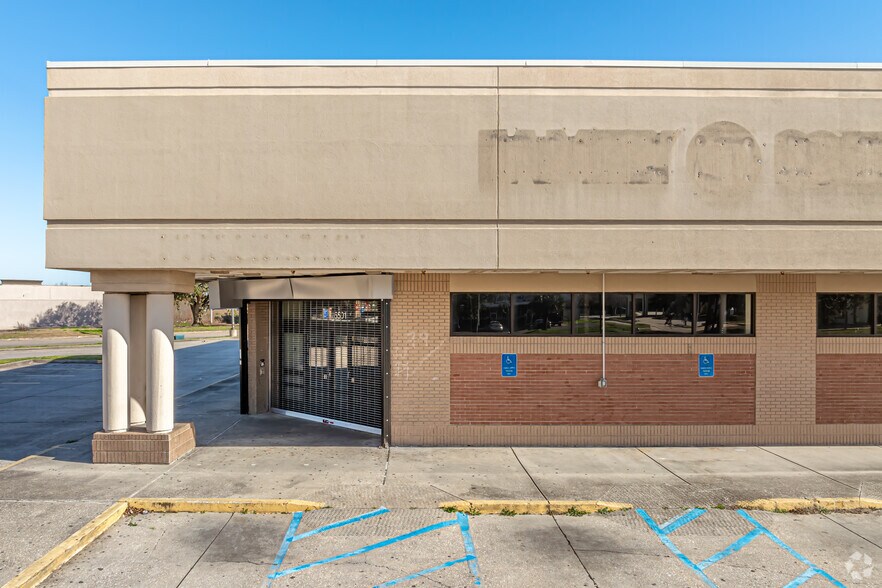 More Photos Of 5501 Crowder Blvd, New Orleans Storefront Retail Office For Lease