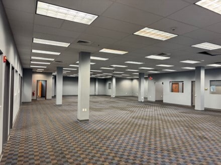 More Photos Of 439 Oak St, Garden City Warehouse For Lease