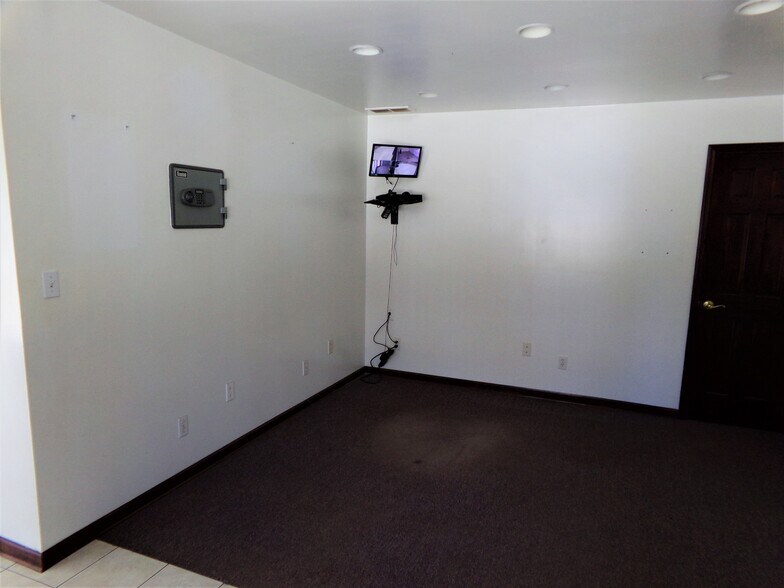 More Photos Of 39 E William St, Delaware Light Distribution For Lease