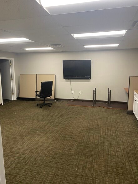 More Photos Of 1275 Bloomfield Ave, Fairfield Warehouse For Lease