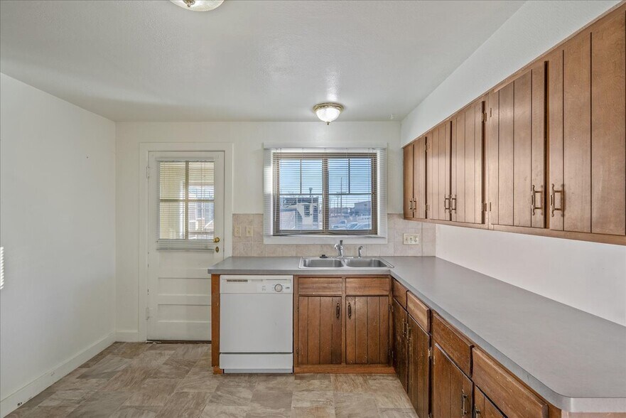 More Photos Of 1501 Carbon Ave, Cheyenne Office For Lease