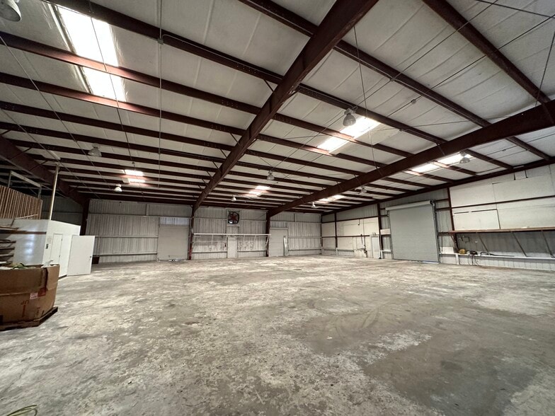 More Photos Of 18715 Colonial Dr, Orlando Warehouse For Lease