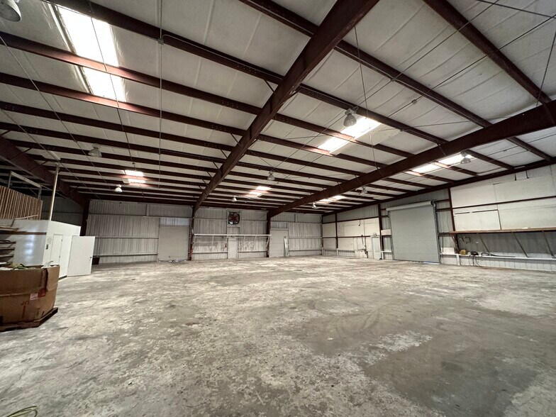 More Photos Of 18715 Colonial Dr, Orlando Warehouse For Lease