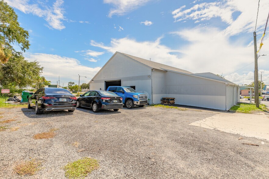 More Photos Of 529 Ridgewood Ave, Daytona Beach Freestanding For Lease