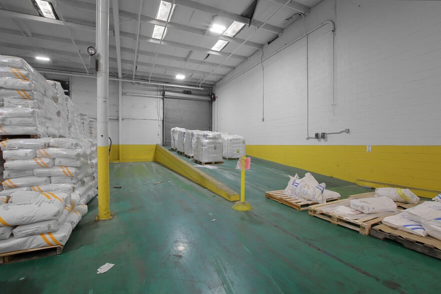 More Photos Of 916 Commerce Cir, Hanahan Warehouse For Lease