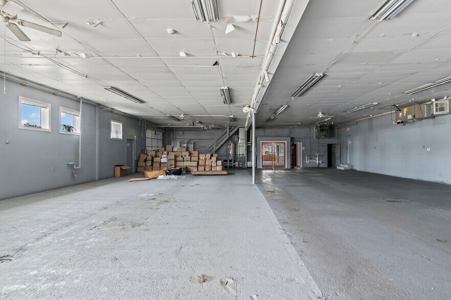 More Photos Of 222 W Main Cross St, Taylorville Showroom For Sale