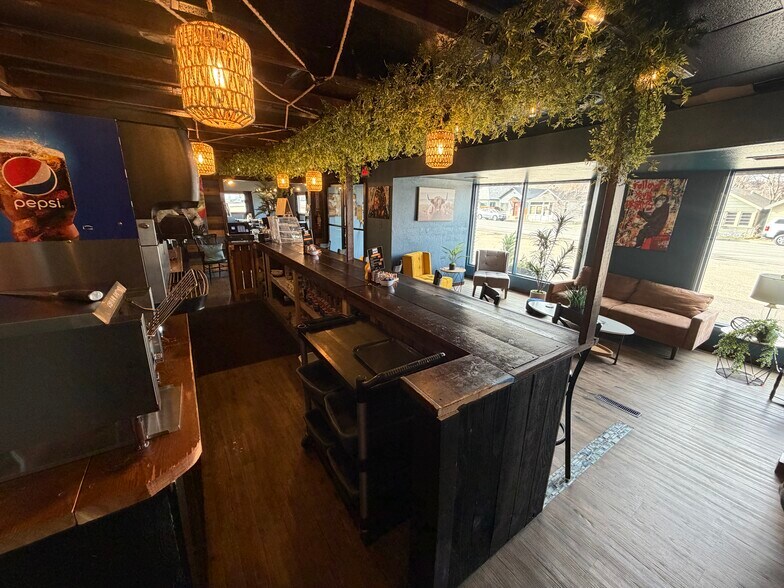 More Photos Of 1111 E Park Ave, Anaconda Restaurant For Sale