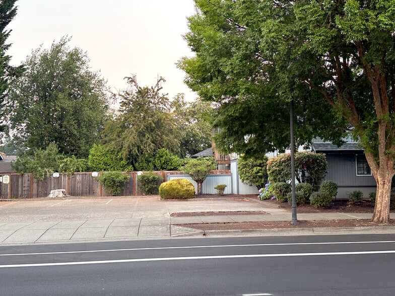 More Photos Of 939 Elm St SW, Albany Office For Sale