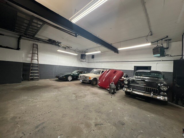 More Photos Of 4425 Barnett Ave, Sunnyside Industrial For Sale