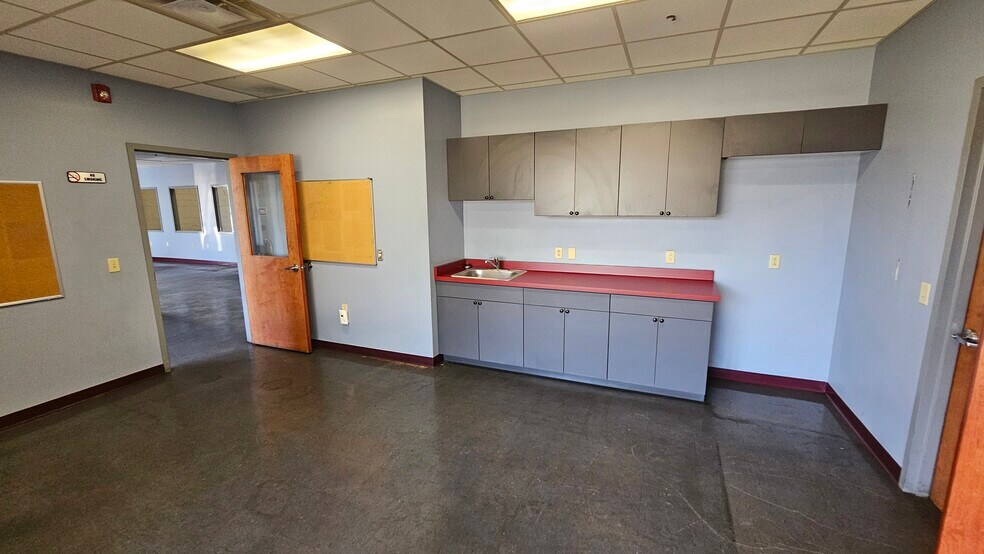 More Photos Of 8 Marway Cir, Rochester Warehouse For Lease