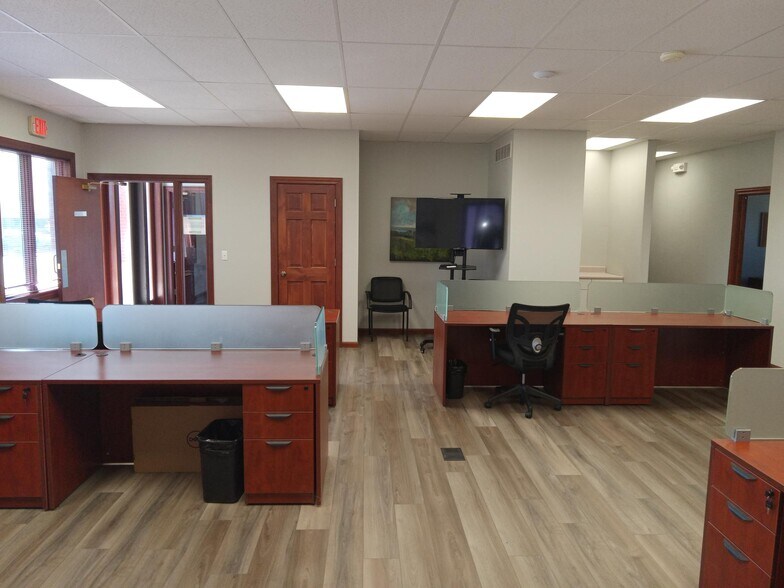 More Photos Of 16 Bronze Pointe, Swansea Office For Lease