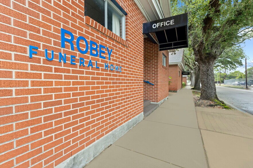 More Photos Of 403 W Sterling St, Baytown Funeral Home For Sale