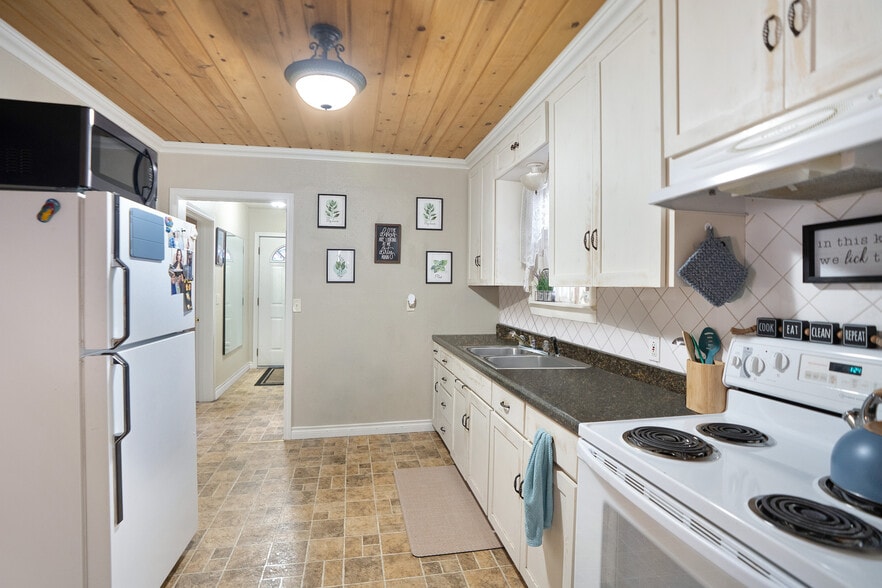 More Photos Of 344 SE Elm St, Prineville Flex For Sale