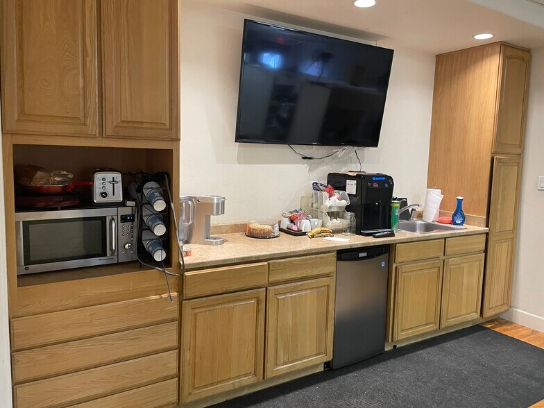 More Photos Of 22427 Meekland Ave, Hayward Self Storage For Lease