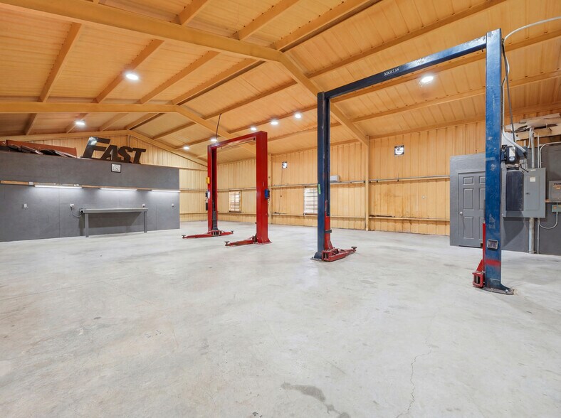 More Photos Of 117 Business Dr W, Kerrville Warehouse For Sale