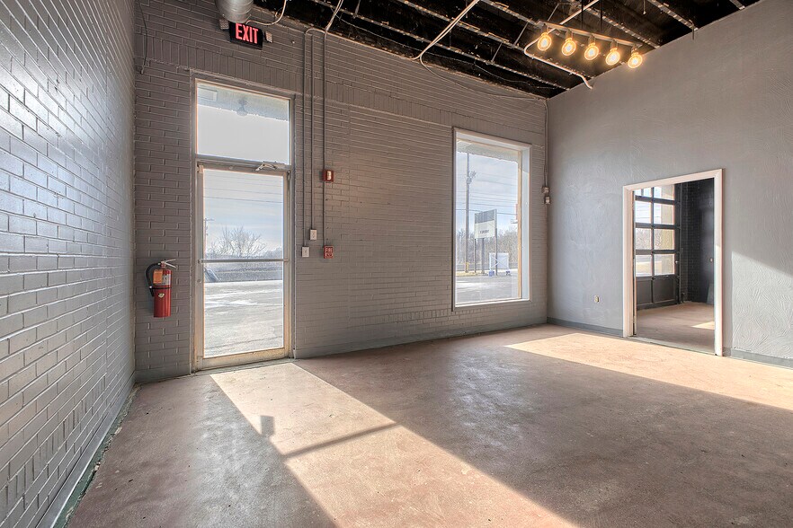 More Photos Of 6781 US-30, Jeannette Flex For Lease