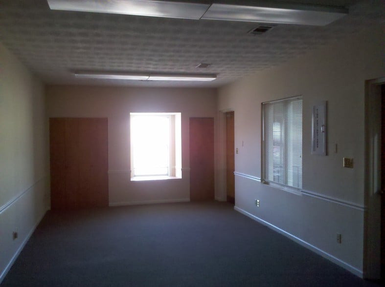 More Photos Of 300 W Broome St, Lagrange Office For Sale