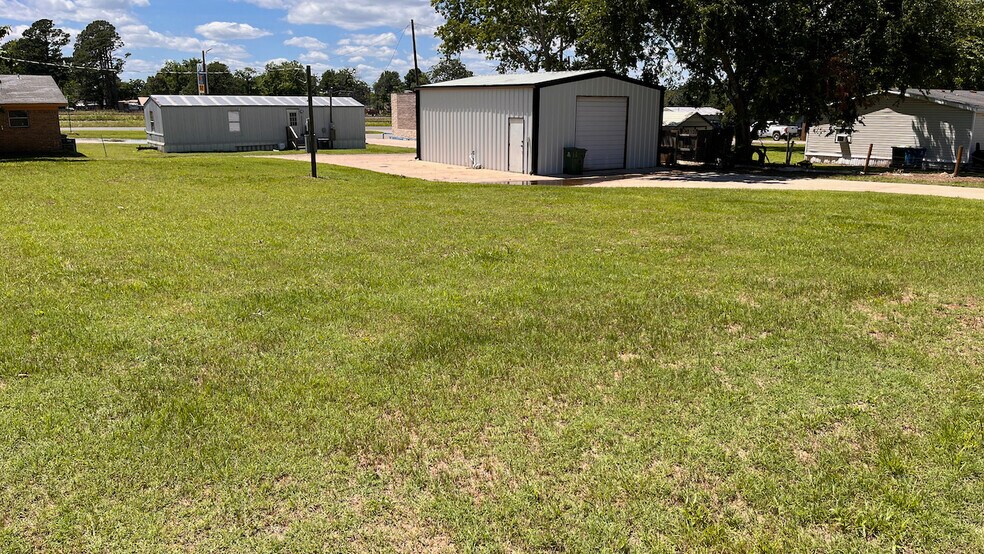 More Photos Of 302 N Main St, Collinsville Light Manufacturing For Lease