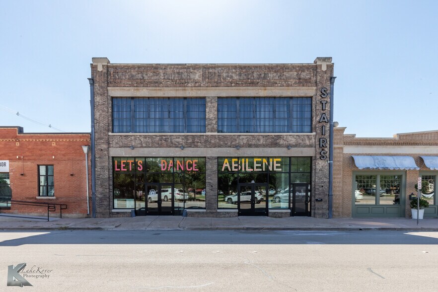More Photos Of 141 Oak St, Abilene Storefront Retail Office For Sale