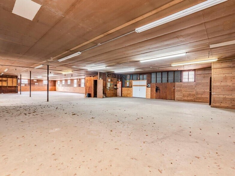 More Photos Of 185 S Titus St, Giddings Freestanding For Sale