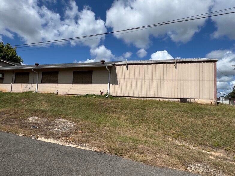 More Photos Of 706 N Perry St, Palestine General Retail For Sale