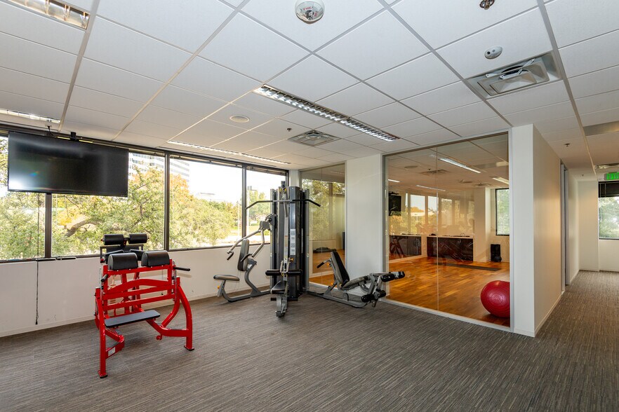 More Photos Of 104 Decker Ct, Irving Unknown For Lease